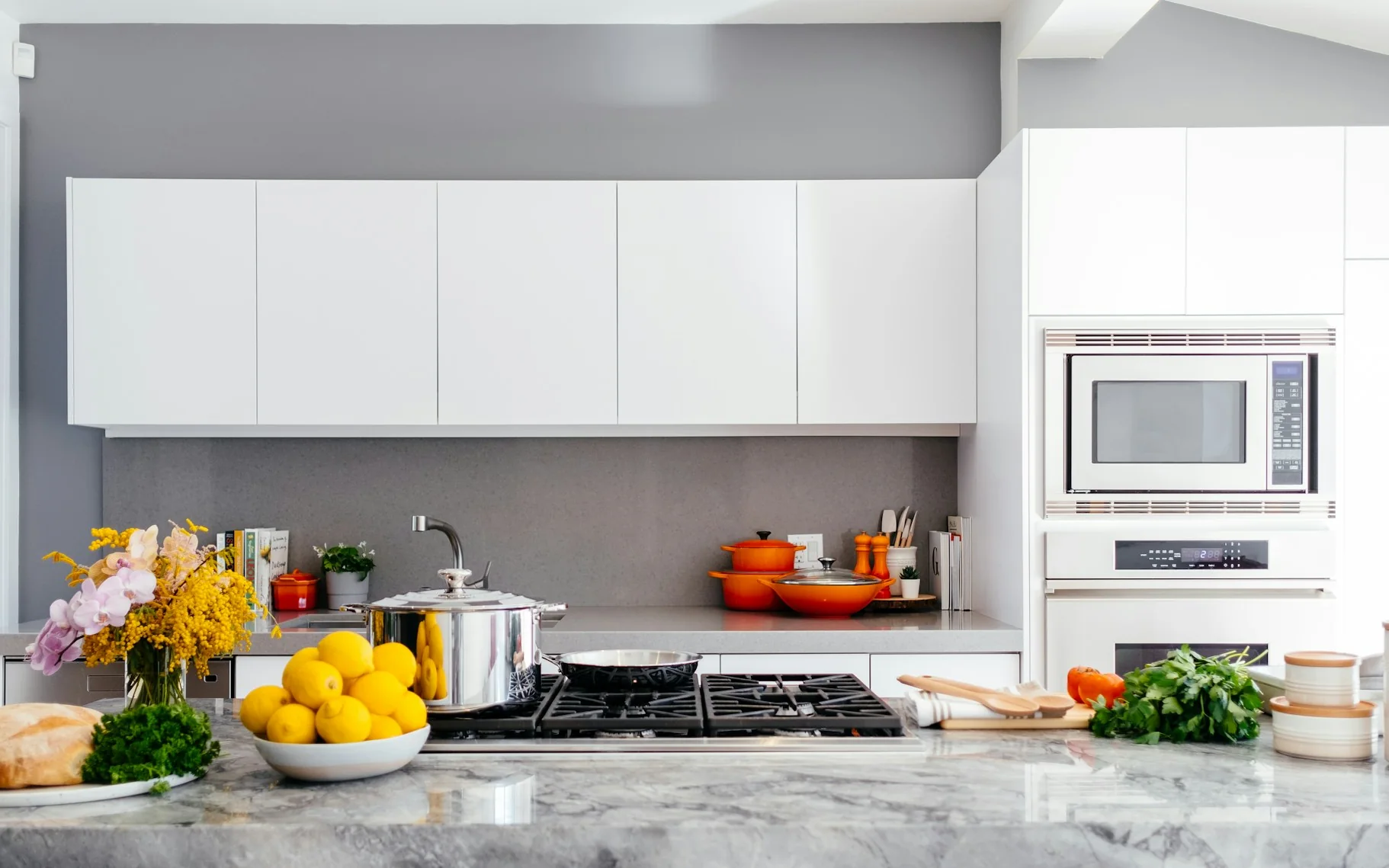 Cozinha clara com bancada, frutas e utensílios