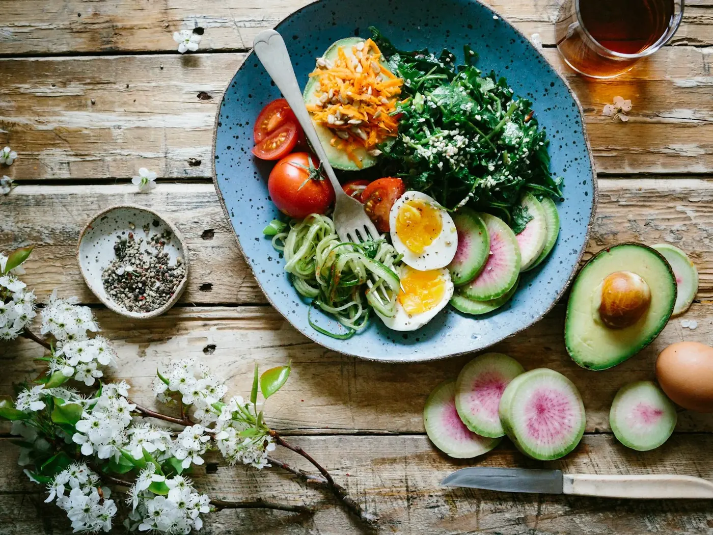 Refeição colorida com legumes, folhas, ovo e abacate